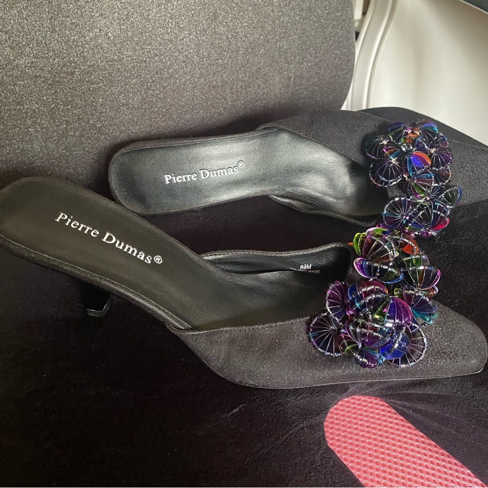 PIERRE DUMAS BLACK SUEDE 3 INCH HEEL IRRIDESCENT BEADED FLOWER ACCENT SIZE 8.5